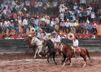 Los caballeros mexiquenses dando la triunfal vuelta al ruedo
