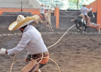 Juan Pablo Franco derribó dos manganas a pie para la cuenta de los Charros de La Laguna