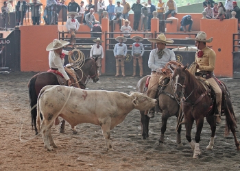 Mauricio Suárez rematando pial en el ruedo de 33 puntos para Cristo Rey Magoni de Hidalgo