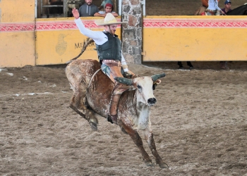 Pedro Vega ejecutó una excelente jineteada de toro por Rancho La Biznaga