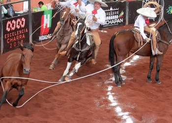 Fernando Muñoz Ledo acertando una de sus tres manganas a caballo para Rancho La Necedad