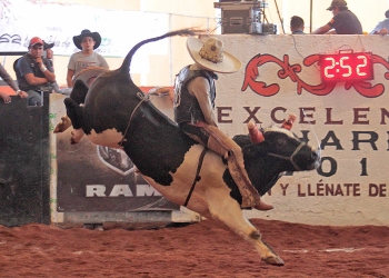 Soberbia la jineteada de toro de Arturo Castilleja de Tres Ases "Villa Oro"