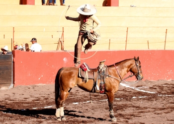 Jorge Márquez ejecutando espectaculares pasadas sobre el caballo, durante la terna de Montaña Negra