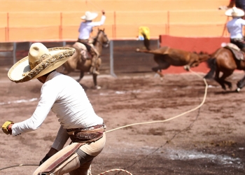 Ricardo Mendoza derribando una de las dos manganas a pie que agarró para Tequila Hacienda Vieja