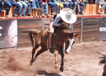 Alberto Reyes Villegas le peleó hasta el final a la yegua y ganó 31 puntos de un soberbio paso de la muerte para los Tres Regalos