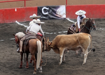 Joel Romero rematando su pial en el ruedo, durante la terna de los Regionales de Texcoco