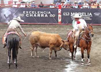 Juan Antonio Treviño rematando el pial en el ruedo durante la terna de Ignacio León Ornelas "Tequila División del Norte"