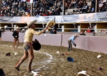 Diego Ibarra de Tres Potrillos devolviendo prendas tras acertar sus tres manganas a pie