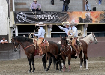 Isaac Padilla, de Charros de Huichapan, remata su pial de terna en el ruedo