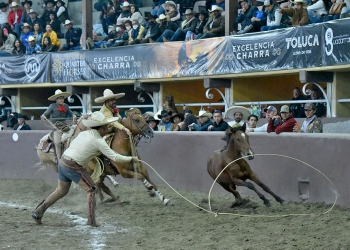Daniel Pérez acertando una de las dos manganas a pie que agarró para Morelia "Oro"