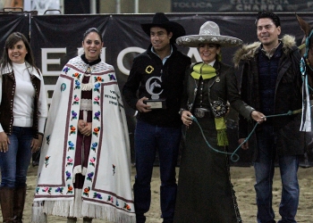 Erika Abundez en la premiación del Caladero Femenil