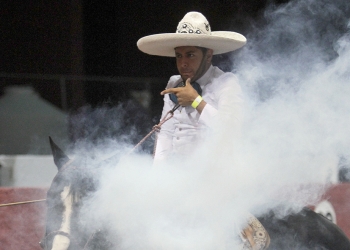 Enrique Jiménez perfumó tres veces la manga del lienzo con sendos piales para los Tres Potrillos