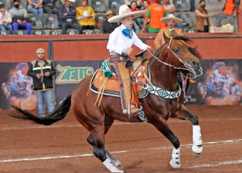 El pequeño Diego Guzmán ejecutando la cala de caballo de 33 unidades para Morelia "Oro"