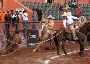 Manuel Ordoñez Castro acertando una de las tres manganas a caballo que agarró para El Perrón QH de Veracruz
