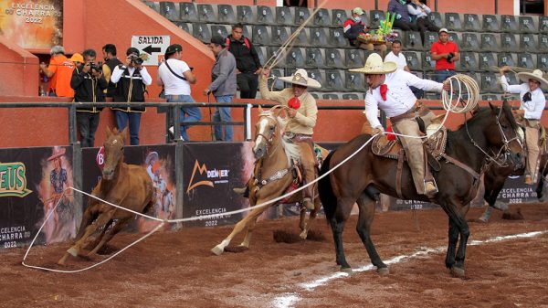 Manuel Ordoñez Castro acertando una de las tres manganas a caballo que agarró para El Perrón QH de Veracruz