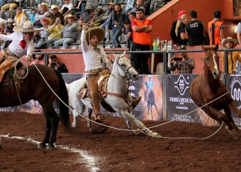 Mauricio Ríos consiguiendo una de las dos manganas que agarró a caballo para Potrillos RG2
