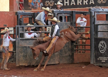 Benjamín Martínez jineteó esta fuerte yegua con mucha habilidad y ganó 28 unidades para Rancho Las Amazonas
