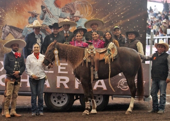 Refugio Raya con el ejemplar ganador de la categoría Profesional, AMARILLA BY MORNIN