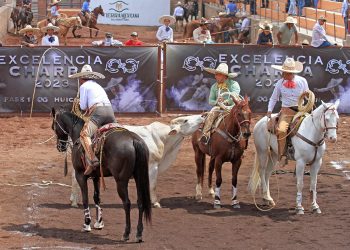 Juan Treviño rematando su pial en el ruedo para cobrar 34 puntos por Ignacio León Ornelas "Tequila División del Norte"