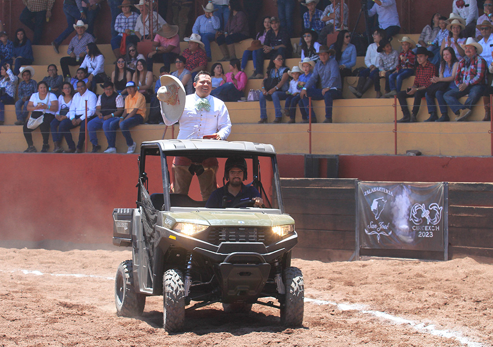 Alexis Trejo dando la triunfal vuelta al ruedo a bordo del vehículo de Polaris®, tras acertar sus tres manganas a caballo para All Horses