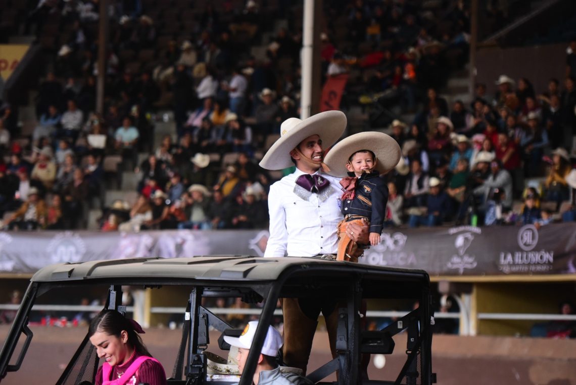 Luis Fernando Pérez dando la vuelta triunfal tras agarrar sus tres manganas a caballo para los Charros de Huichapan
