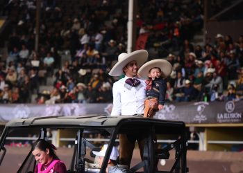 Luis Fernando Pérez dando la vuelta triunfal tras agarrar sus tres manganas a caballo para los Charros de Huichapan