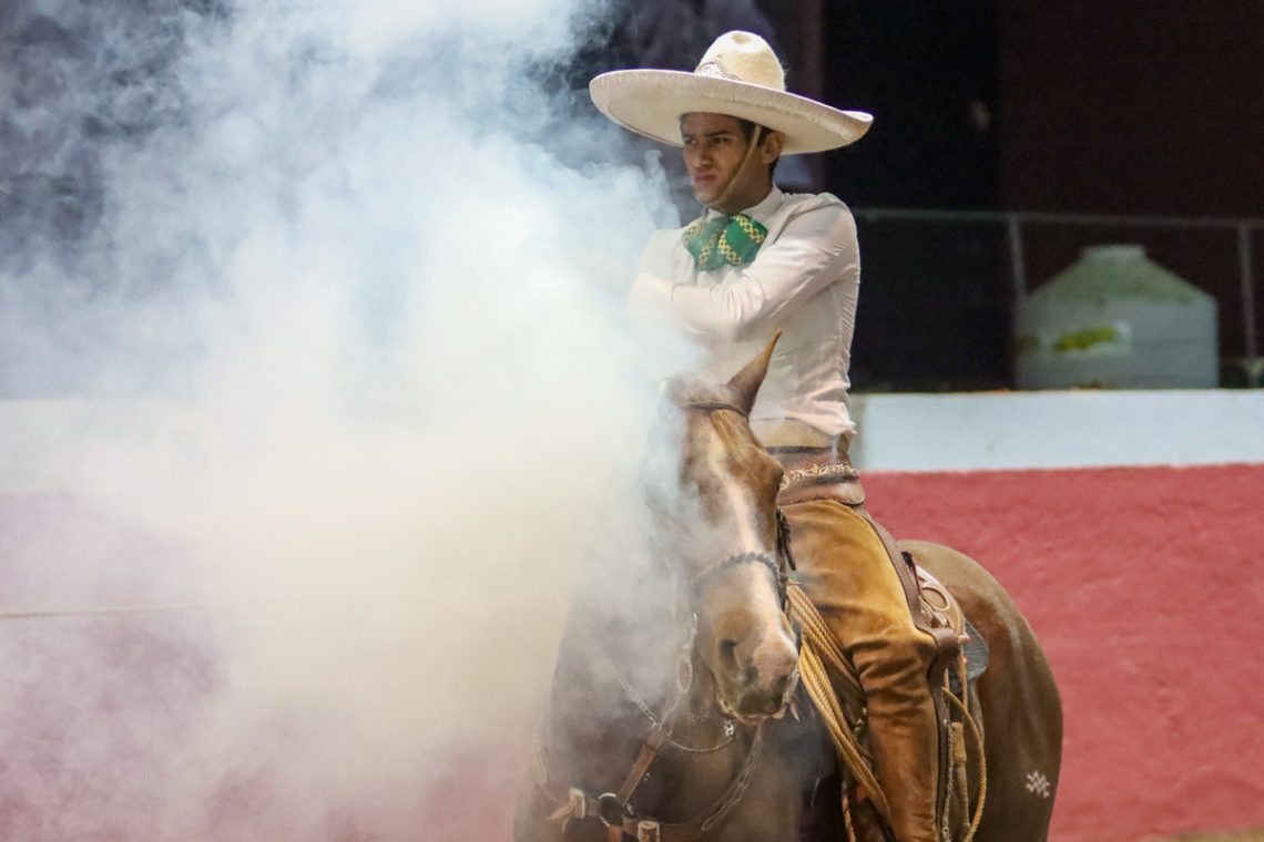 Alfonso Naveja acertando el segundo pial que le dio la victoria en el Pialadero Abierto de Excelencia Charra 2023