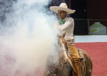 Alfonso Naveja acertando el segundo pial que le dio la victoria en el Pialadero Abierto de Excelencia Charra 2023