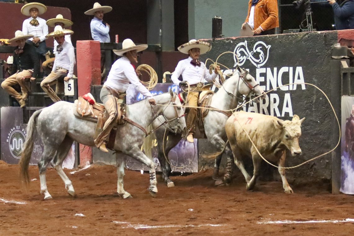 Arturo del Valle rematando su lazo cabecero durante la terna de Regionales de Nopala
