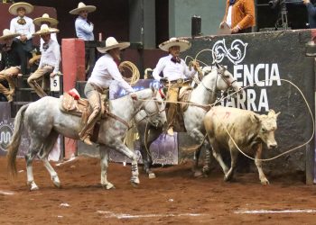 Arturo del Valle rematando su lazo cabecero durante la terna de Regionales de Nopala