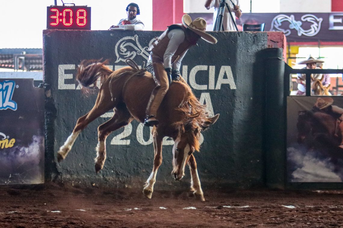 Emocionó Iván Vilchis a todos los aficionados con esta magnífica jineteada de yegua para los Regionales de Nopala "San José"
