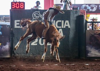 Emocionó Iván Vilchis a todos los aficionados con esta magnífica jineteada de yegua para los Regionales de Nopala "San José"
