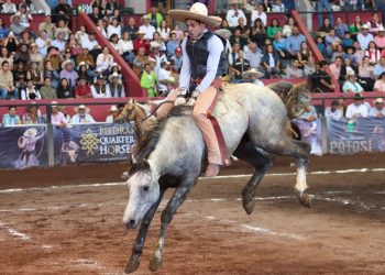Impresionante resultó la jineteada de yegua de Martín Sánchez de Tamaulipecos, quien se convirtió en «Charro Polaris»
