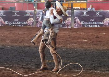 Emotiva escena de Herón López de Tlalixtac, abrazando a su hijo festejando haber conseguido sus tres manganas a pie