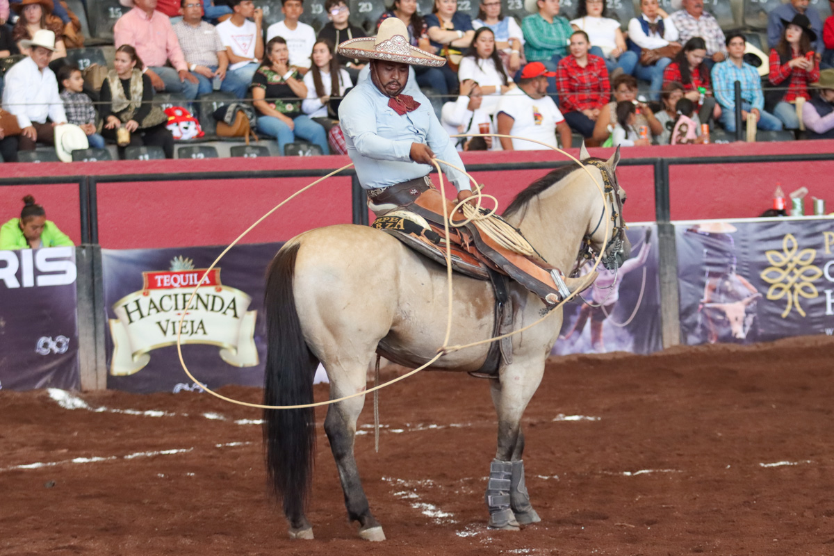 Alejandro Muñoz de Hacienda La Coma realiza un resorte sostenido cubriendo las ancas de su cabalgadura durante la suerte de la terna en el ruedo