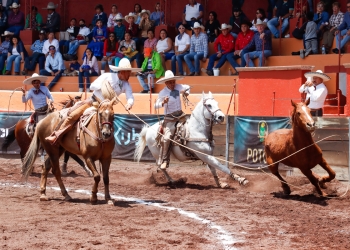 Arnulfo Basurto Vega acertando una de sus tres manganas a caballo que cuajó para su equipo, Rancho El Cócono