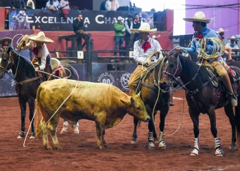 Vistoso el remate del pial de ruedo que acertó el zurdo Gustavo Cano, para Trareysa de Tamaulipas