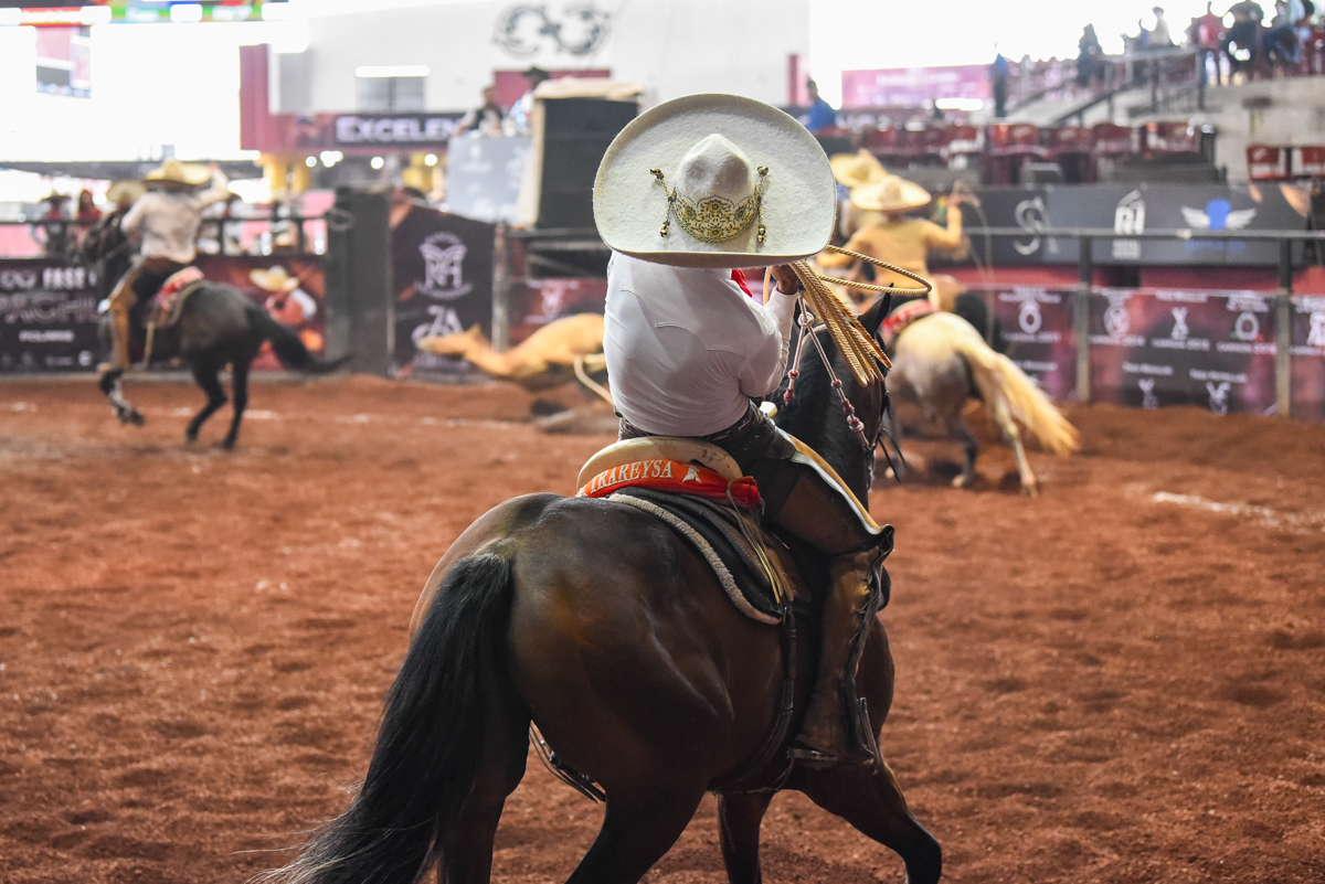 Gustavo Cano se despachó con gusto al acertar las tres manganas a caballo para los Charros de Trareysa