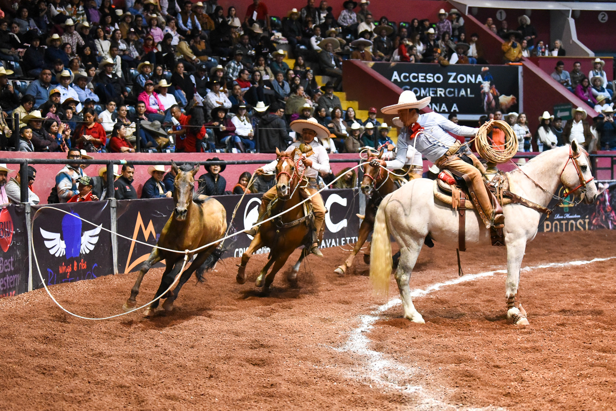 Óscar Pérez hizo de las suyas al cuajar un par de manganas a caballo, sacando la casta por Villa Oro