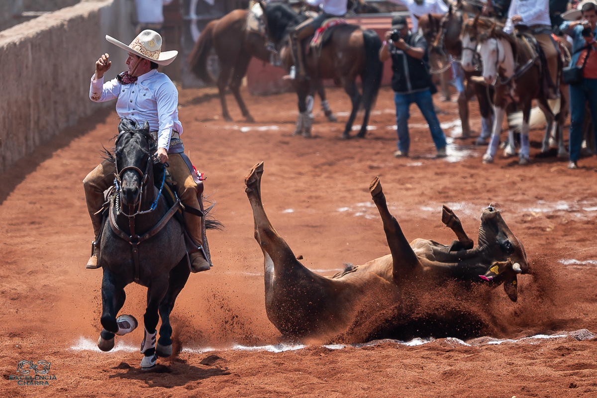 Cuauhtémoc Ochoa logrando una de sus dos redondas derechas, defendiendo el hierro de su equipo, Rancho 8A