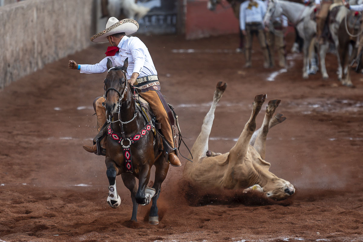 Antonio Uribe Samperio, de Sagrado Corazón, destacando en colas con esta redonda derecha