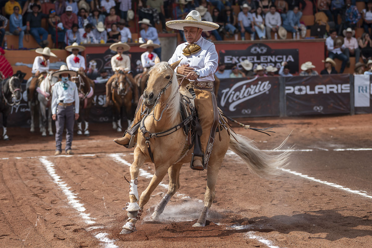 Don Alejandro Vera dando lados a su cabalgadura durante la terna del equipo Walter Herrera de Tabasco