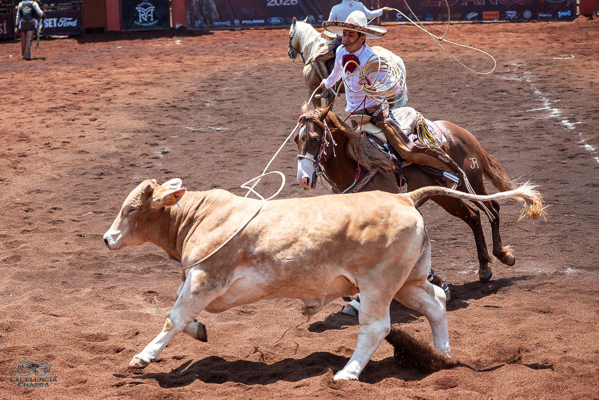 Francisco Aguilar acertando el lazo cabecero, durante la terna en el ruedo de Rancho Mi Ilusión de Puebla