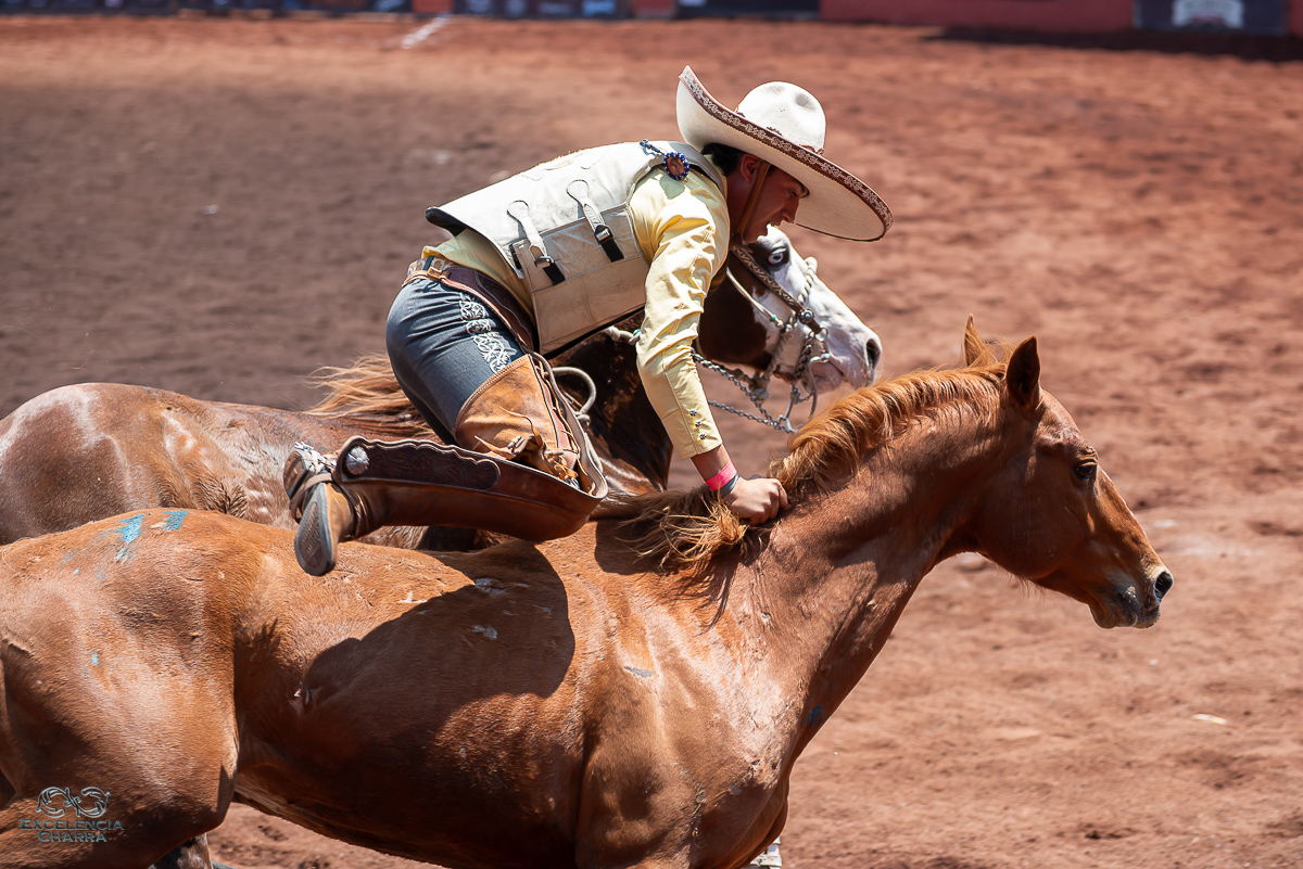 Diego Balderas ejecutando con valentía el paso de la muerte de San Lorenzo Yanga