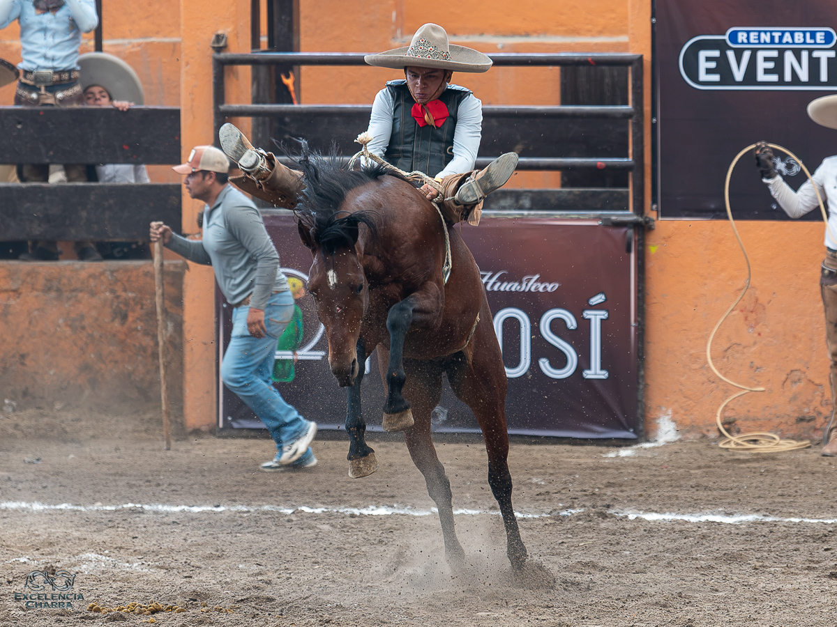 Santiago López se llevó el duelo contra la yegua bruta, sumando 28 unidades para Rancho El Sueño