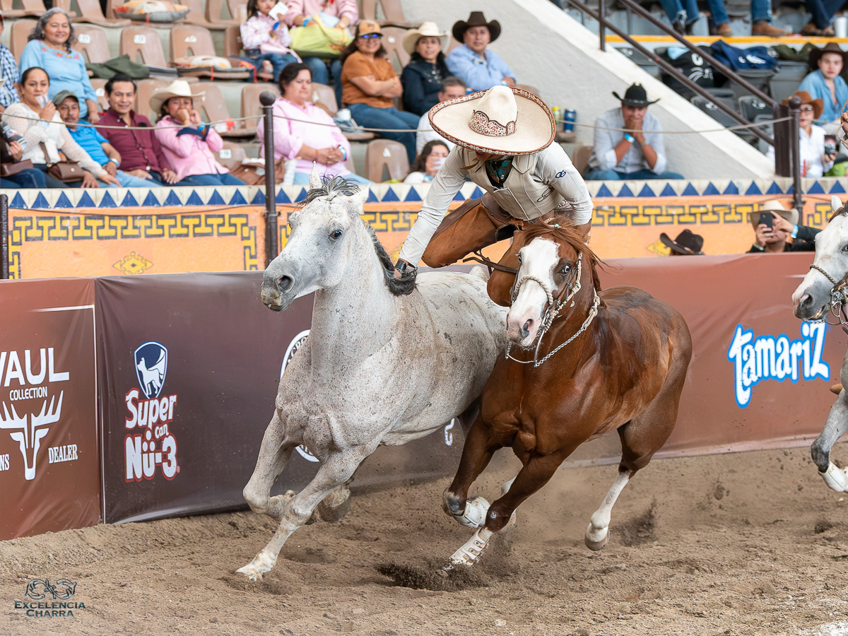 Diego Balderas en el momento de cambiarse de cabalgadura, durante el paso de la muerte para San Lorenzo Yanga